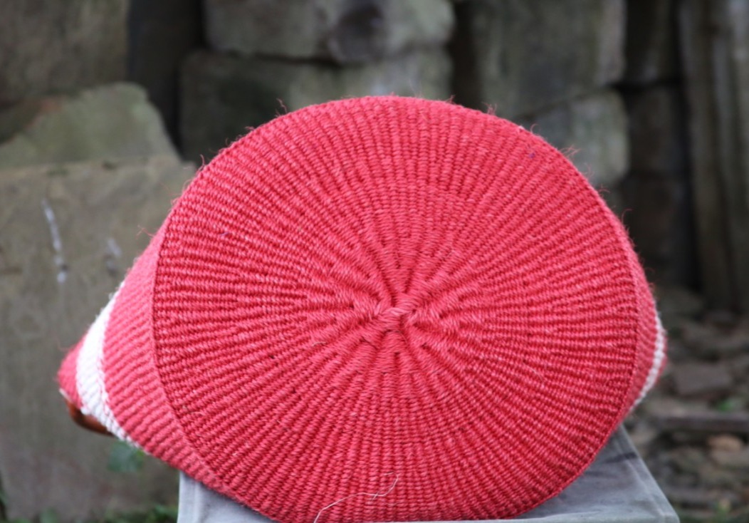 Red and off-white in the middle with basket handles (different variations), Kiondos